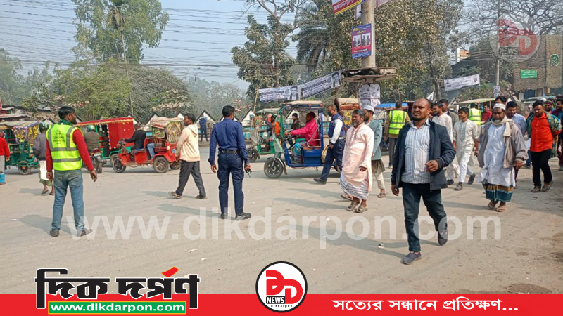 কুড়িগ্রাম জেলা শহরে ১১ দলীয় জনসভা ঘিরে শৃঙ্খলা বজায় রেখে প্রশংসিত ট্রাফিক পুলিশ