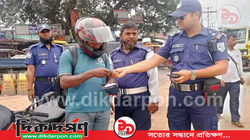 রংপুরের পাগলাপীর সড়কে শৃঙ্খলা ফেরাতে কঠোর অবস্থানে ট্রাফিক পুলিশের বিশেষ অভিযান