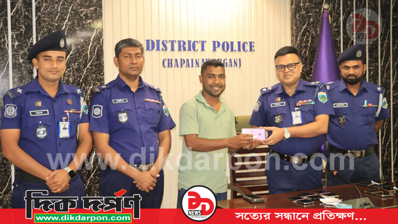 চাঁপাইনবাবগঞ্জে উদ্ধারকৃত ১৪টি মোবাইল ফোন মালিকদের নিকট হস্তান্তর