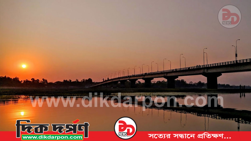 কুড়িগ্রামে ঈদের ছুটিতে ধরলা নদীতে দর্শনার্থীদের মনমাতানো আড্ডাবাজি 