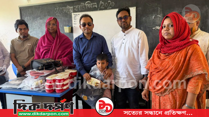কুড়িগ্রামের উলিপুরে স্কুল পরিদর্শনে ইউএনও, শিক্ষার্থীদের মাঝে ব্যাগ ও টিফিন বক্স বিতরণ