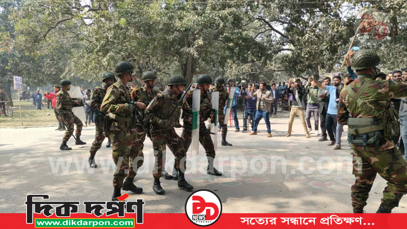 চাঁপাইনবাবগঞ্জে নির্বাচন বানচালের অপচেষ্টা প্রতিহতে যৌথ বাহিনীর মহড়া অনুষ্ঠিত