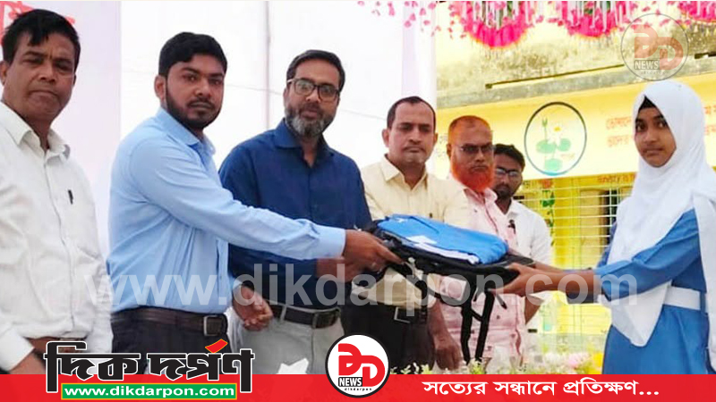 কুড়িগ্রামে সুবিধাবঞ্চিত ৩০০ শিক্ষার্থী পেলো বিনামূল্যে স্কুল পোশাক ও ব্যাগ