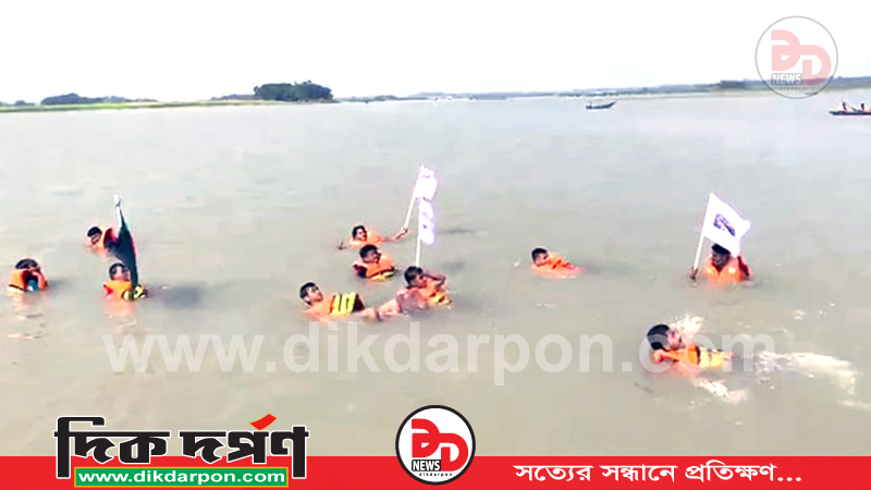 সেতুর দাবিতে লংমার্চ, তেঁতুলিয়া নদী সাঁতরে পাড়ি দিলেন ২০ শিক্ষার্থী