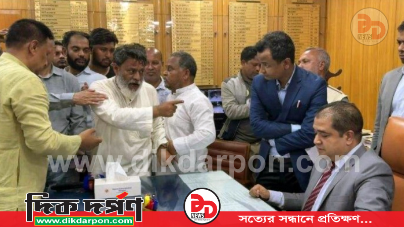 রংপুর ৩, ৪ ও ৬ আসনের পরাজিত বিএনপির প্রার্থীরা নেতাকর্মীদের নিয়ে ভোট গননার দাবিতে ডিসি অফিস ঘেরাও