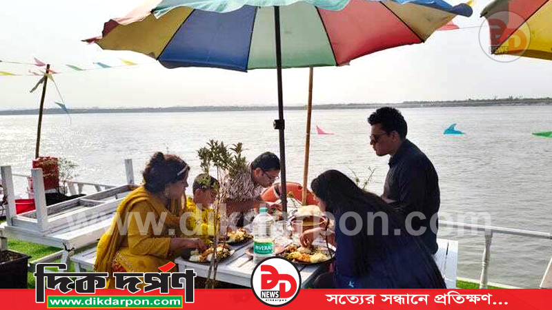 কুড়িগ্রামের চিলমারীর ব্রহ্মপুত্র ঘাটে হাউসবোট 'মাস্তুল' এর অবৈধ ভ্রমণ বাণিজ্য, রাজস্ব হারাচ্ছে সরকার