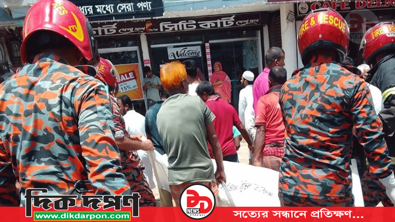 দিনাজপুরে ট্রাকচাপায় মা-ছেলে নিহত