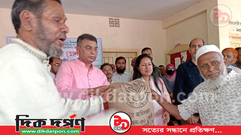নওদাবাস ইউনিয়নে অসহায়দের মাঝে চাউল বিতরণ