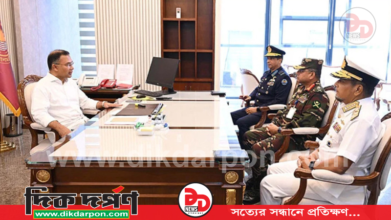প্রধানমন্ত্রীর সঙ্গে তিন বাহিনী প্রধানের সাক্ষাৎ