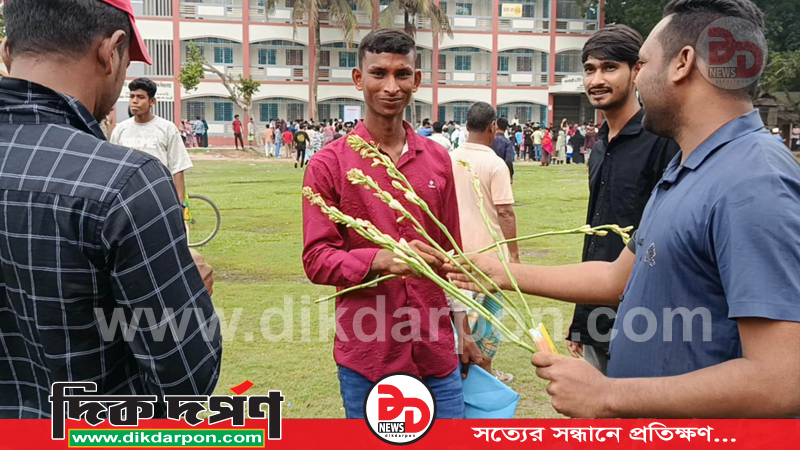 ‎চিলমারীতে এসএসসি পরীক্ষার্থীদের মাঝে ফুলের শুভেচ্ছা ও কলম বিতরণ