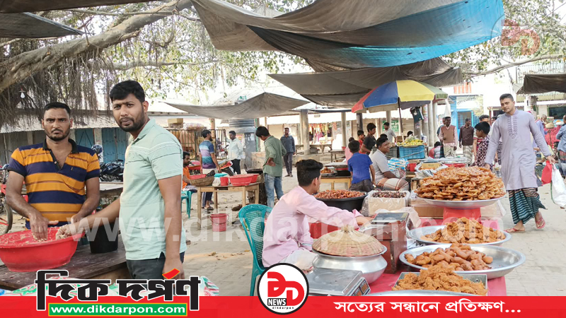 ধুরইল বাজারে ইফতারির জনজমাট আয়োজন