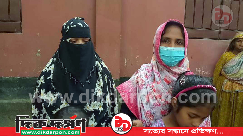 কুড়িগ্রামে স্বামীর স্বীকৃতি না পেয়ে সন্তানসহ দুই স্ত্রীর অনশন