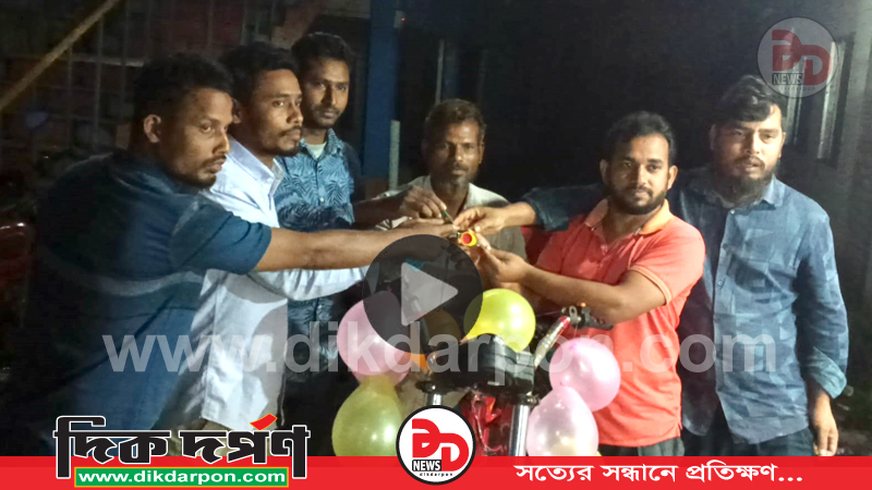 হাতীবান্ধায় মানব কল্যাণ পরিষদের উদ্যোগে অসহায় ভ্যানচালককে নতুন ভ্যান উপহার