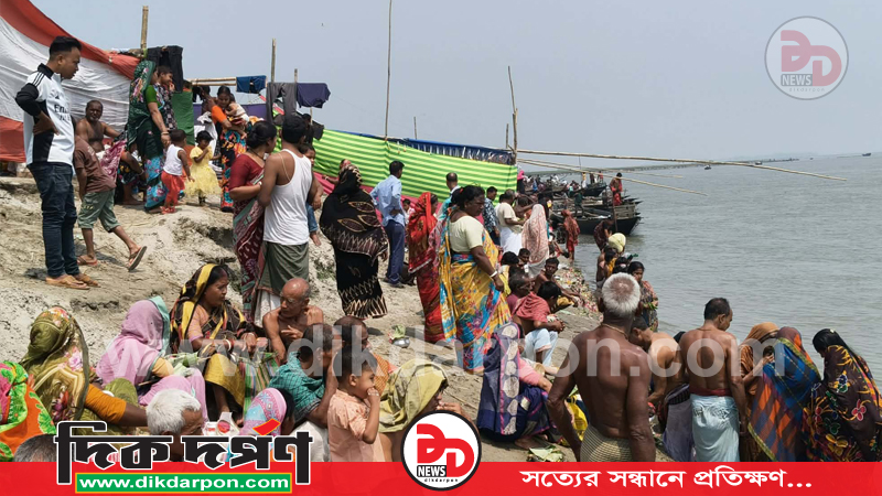 কুড়িগ্রামের ব্রহ্মপুত্রের তীরে অষ্টমী স্নানে ভক্তদের ঢল