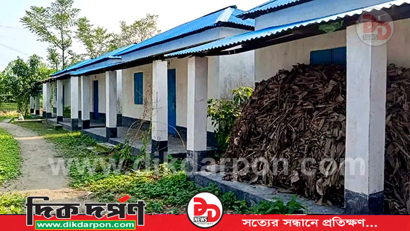কুড়িগ্রামের রাজারহাটের আশ্রয়ন প্রকল্পের ঘরগুলো যেন পরিত্যক্ত জনপদ
