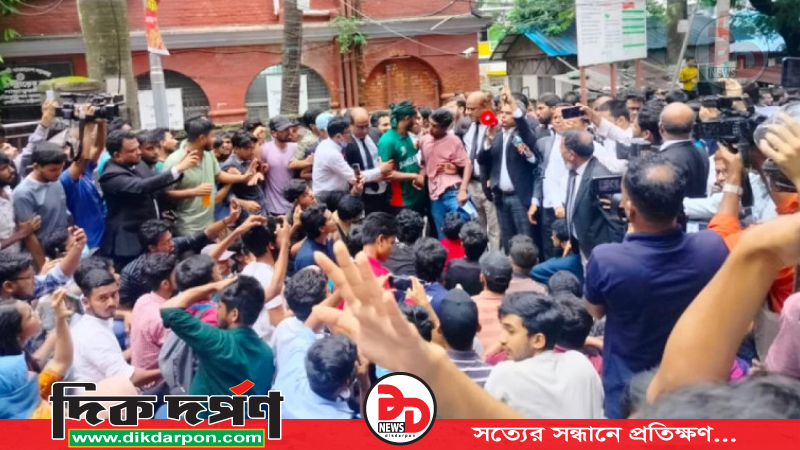 'মার্চ ফর জাস্টিস' কর্মসূচিতে চট্টগ্রামে পুলিশের বাধা অতিক্রম করে আদালত চত্বরে বিক্ষোভকারীরা