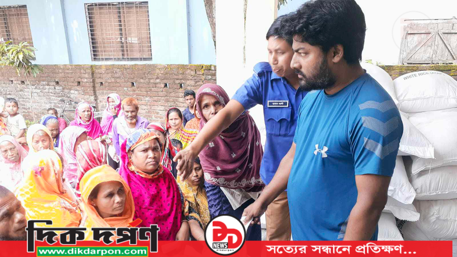 হাতীবান্ধায় ভিজিএফের চাল বিতরণ
