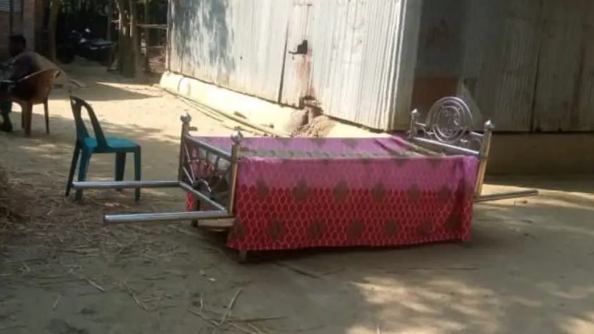 কুড়িগ্রামে পারিবারিক জমি বিরোধে বাবার দাফন বন্ধ, মরদেহ আঙিনায়