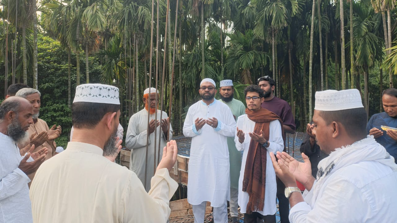 ‎হাতীবান্ধায় নূরানি ও হাফেজিয়া মডেল মাদ্রাসার নতুন ভবনের ছাদ ঢালাই কাজের শুভ সূচনা