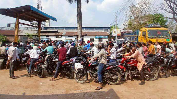 আজও চালকদের দীর্ঘ লাইন, তেল শুন্য কুড়িগ্রাম