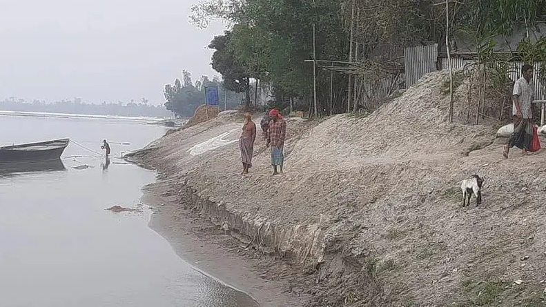 কুড়িগ্রামের পশ্চিম বজরা এলাকায় তিস্তার বামতীর ভাঙনরোধে প্রকল্পের কাজ শুরু না হওয়ায় ভাঙন আতঙ্কে তিস্তাপারের মানুষ