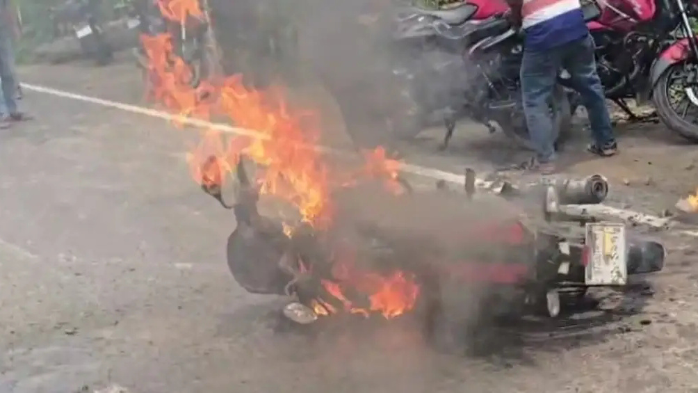 কুড়িগ্রামের রাজারহাটে ফিলিং স্টেশনে তেল নিতে এসে মোটরসাইকেলে আগুন